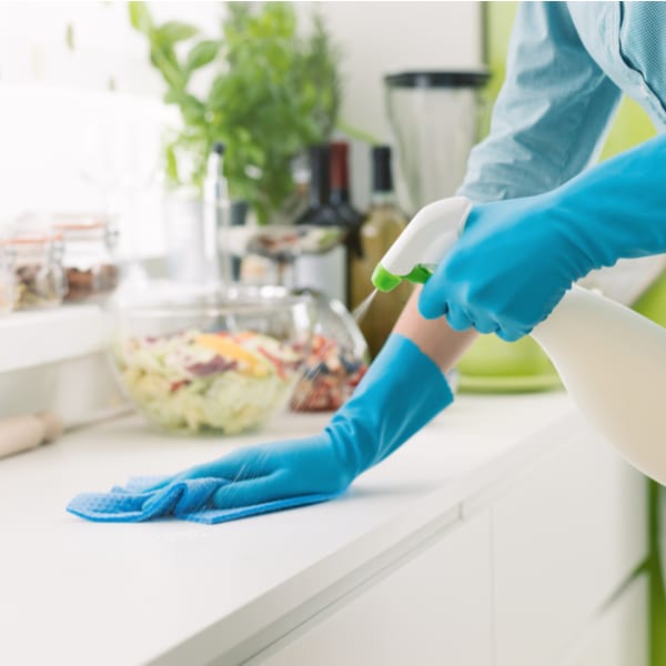 To hender som vasker en kjøkkenbenk